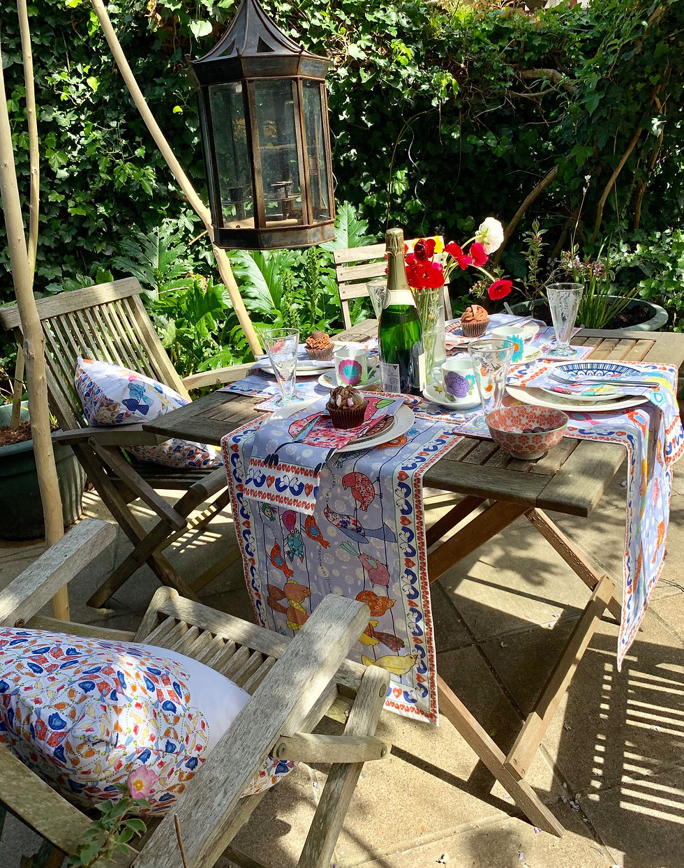 Miniaturbild: Colourful Garden Bird design on a 6ft Table Runner, blue background