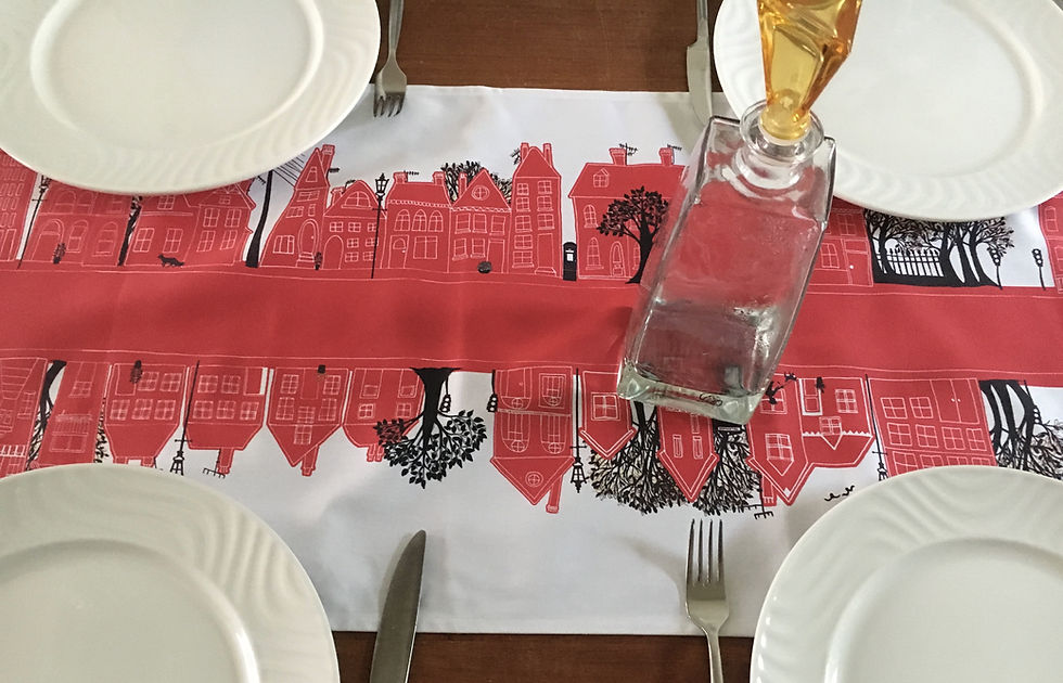 Miniaturbild: Crimson Table Runner, showing people and animals on a road, walking past houses and trees