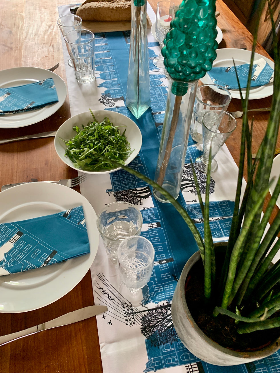 Miniatura: Teal Table Runner, with houses and homes along a road