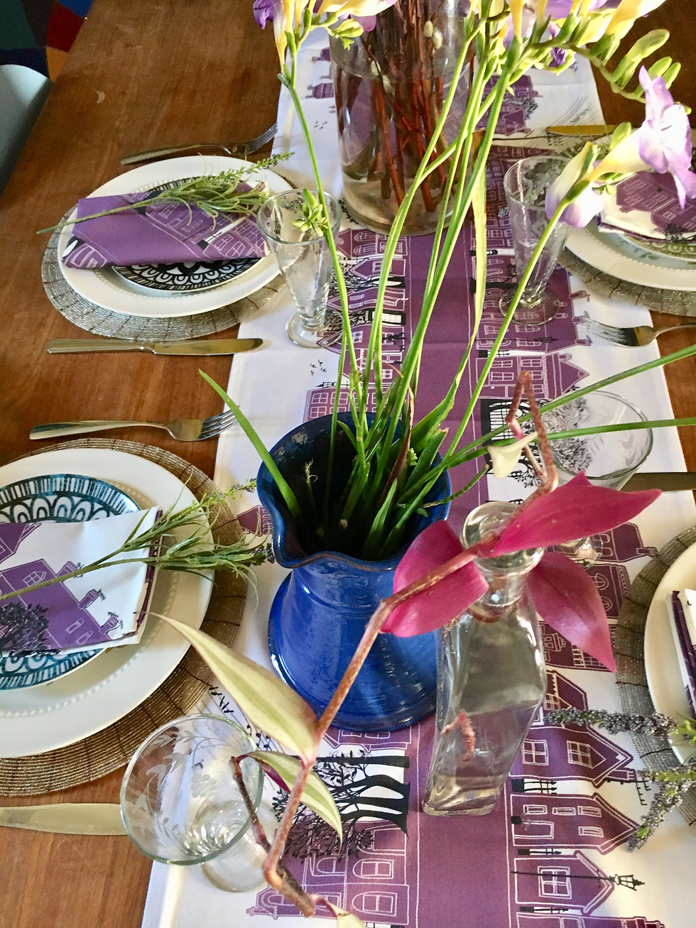 Miniaturbild: Deep Purple Table Runner, depicting homes along a road