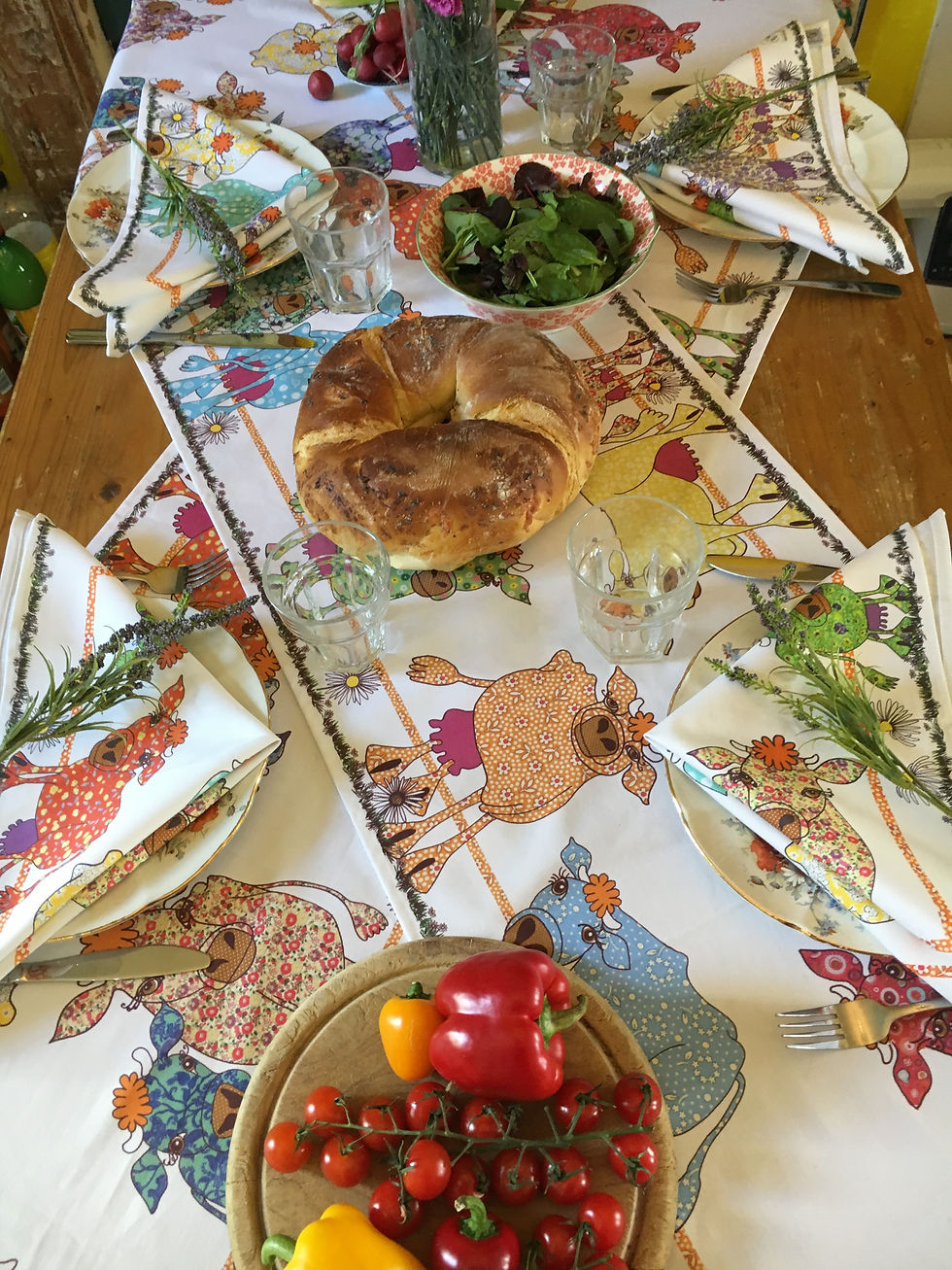 Miniaturbild: Jersey Cows decorate this 6ft Table Runner, in cute patterns and vintage design