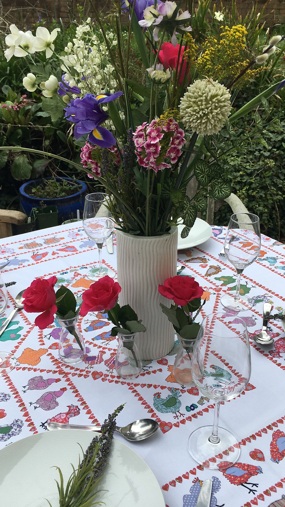 Miniaturbild: Chicken and hens design by MollyMac on a large cotton tablecloth, perfect table decor