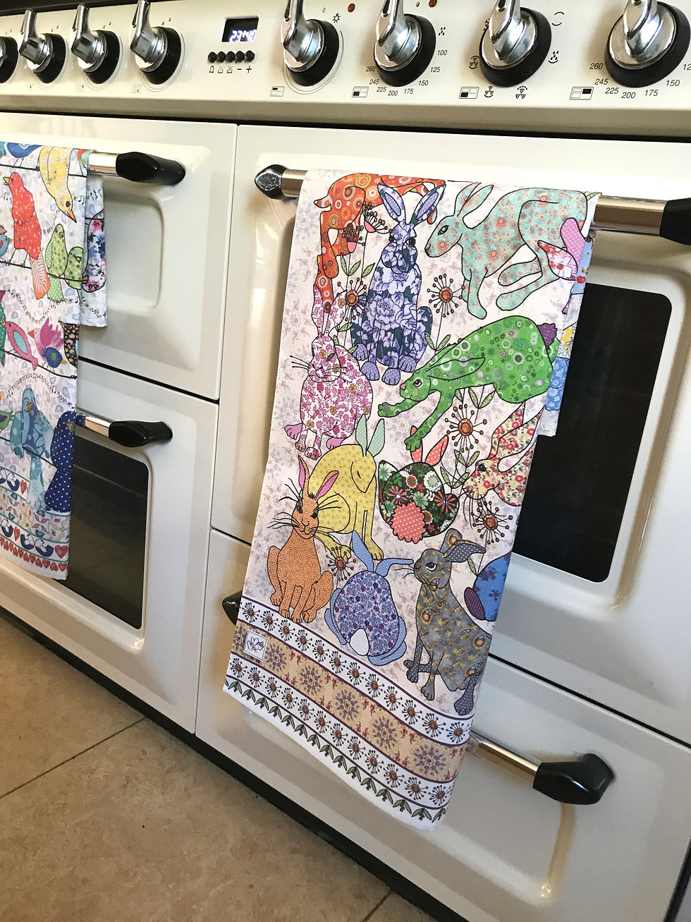 Miniature : hare tea towel. Printed kitchen towel with collection of hares rabbits