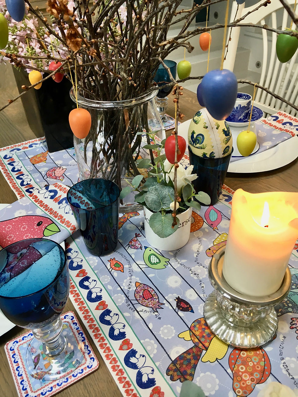 Miniaturbild: Colourful Garden Bird design on a 6ft Table Runner, blue background