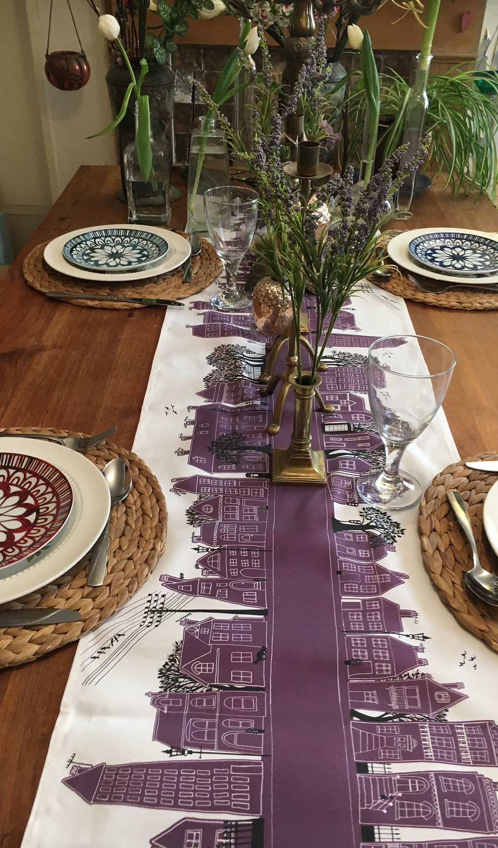 Miniaturbild: Deep Purple Table Runner, depicting homes along a road