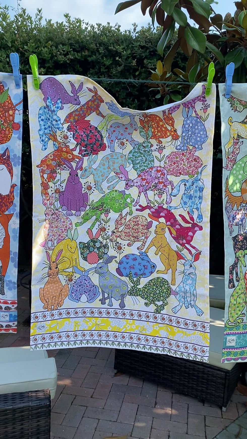 Miniature : hare tea towel. Printed kitchen towel with collection of hares rabbits
