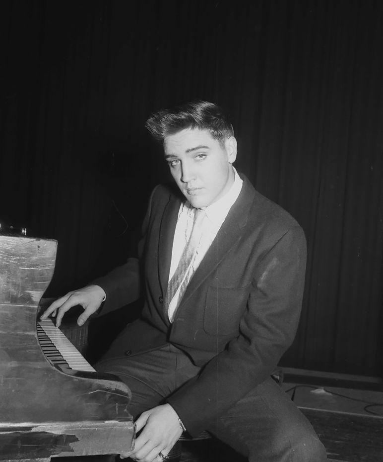 Elvis backastage at Sportpalast on October 29, 1959 in Mannheim, Germany