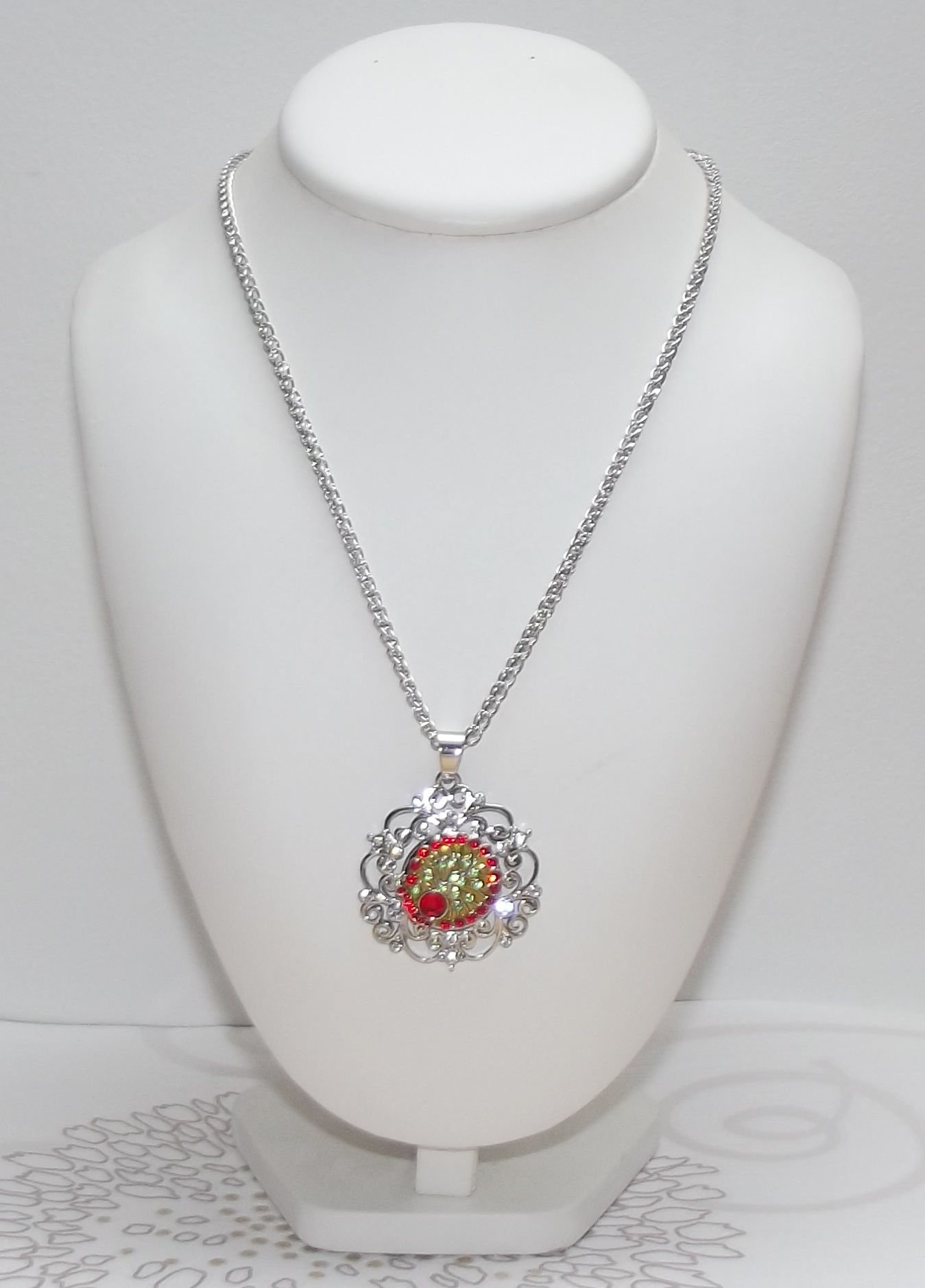 Pendentif, filigrane argenté agrémenté d'un bouton pression