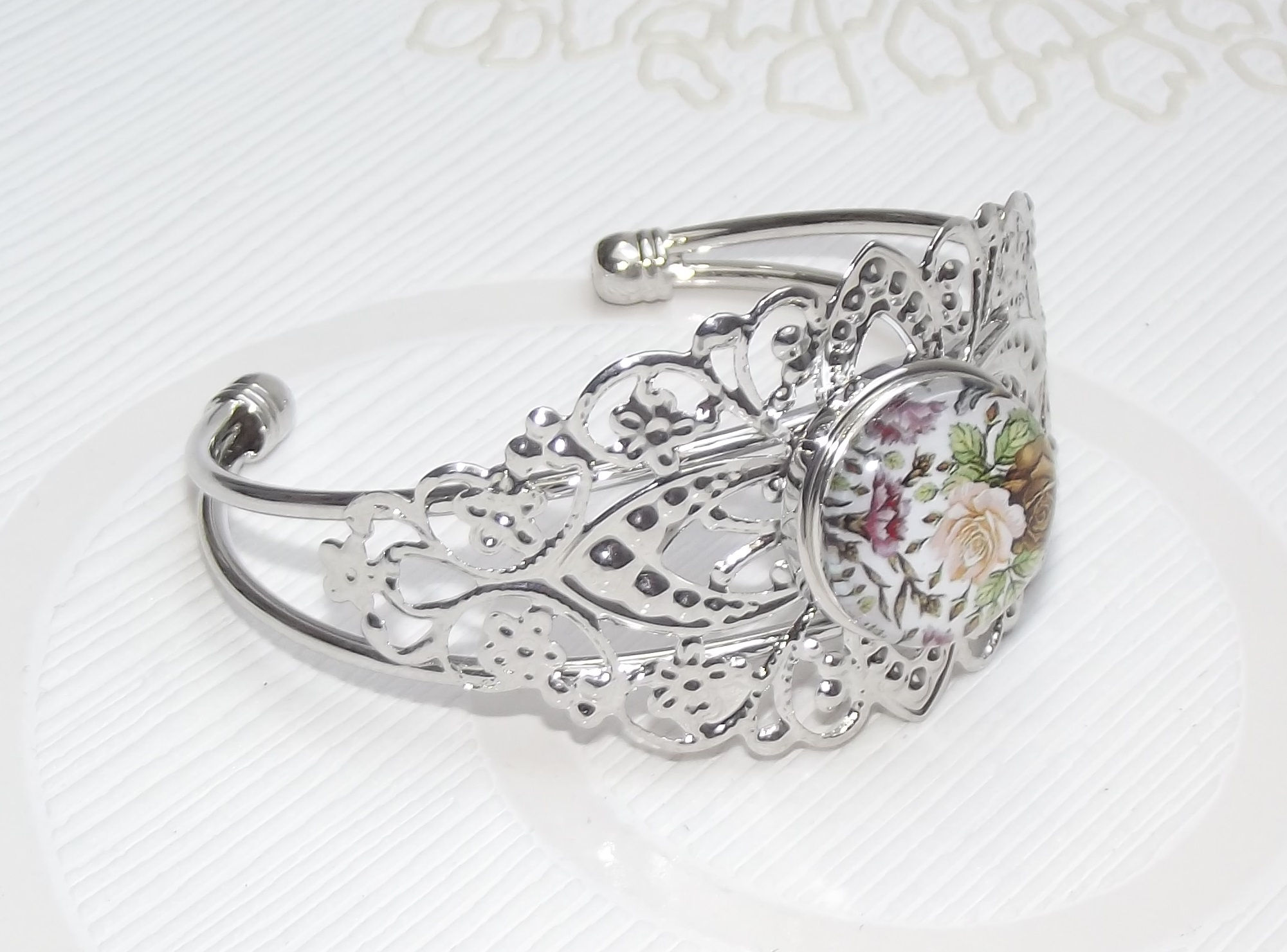 Bracelet, filigrane argenté agrémenté d'un bouton pression