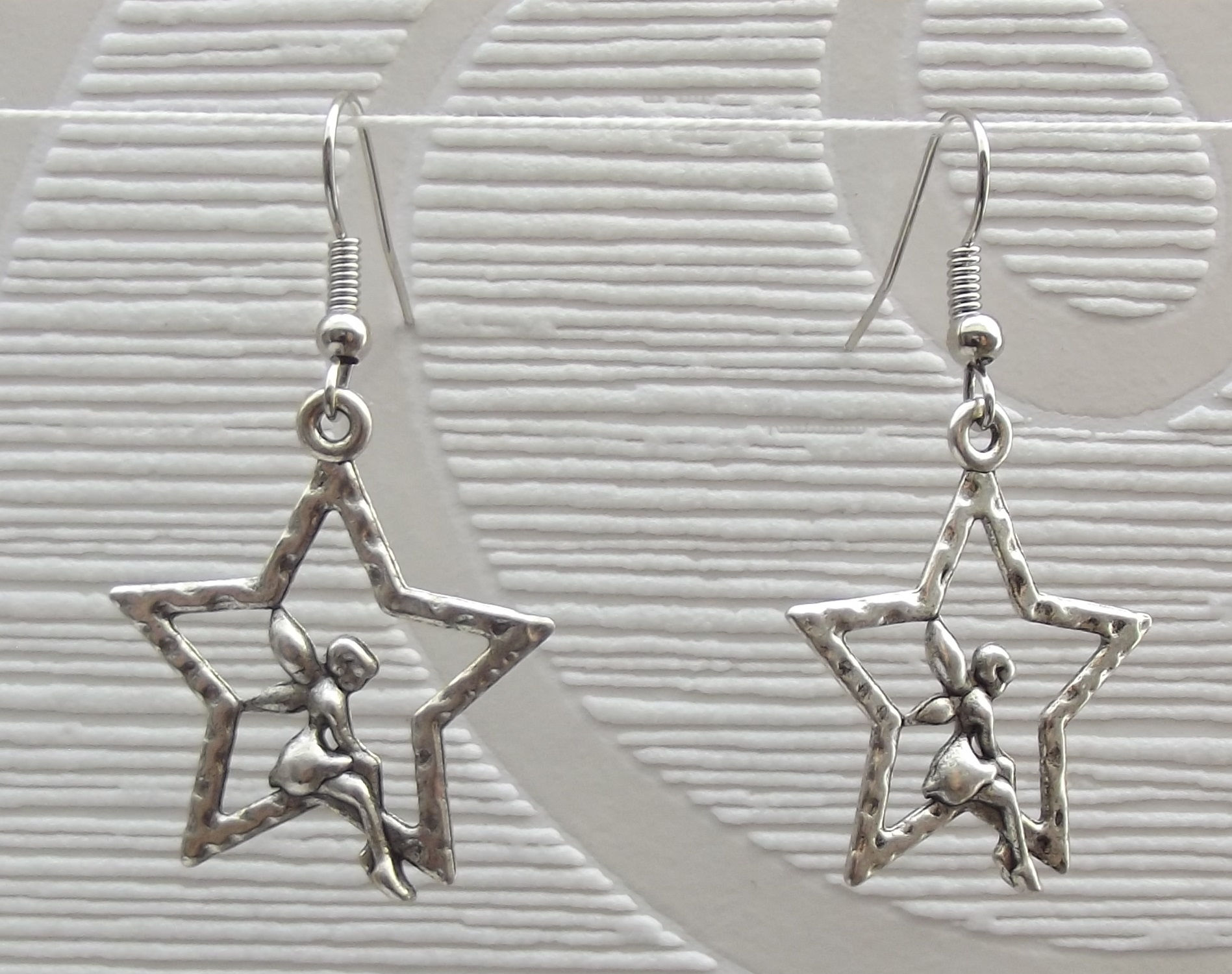 Boucles d'oreilles, les étoilées ajourées argentées décorées d'une fée