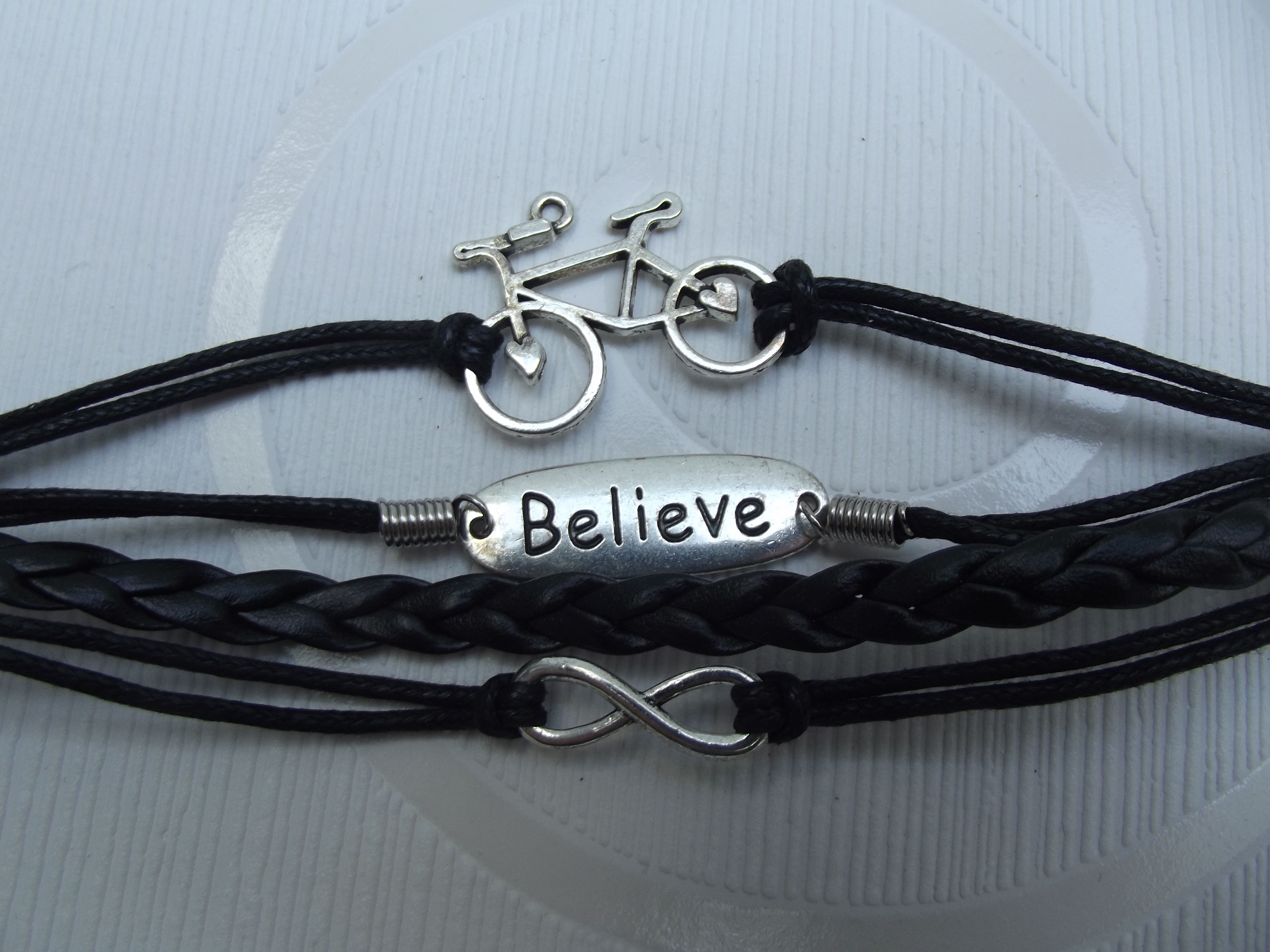 Bracelet multi-rangs noir, breloques vélo, Believe et infinity