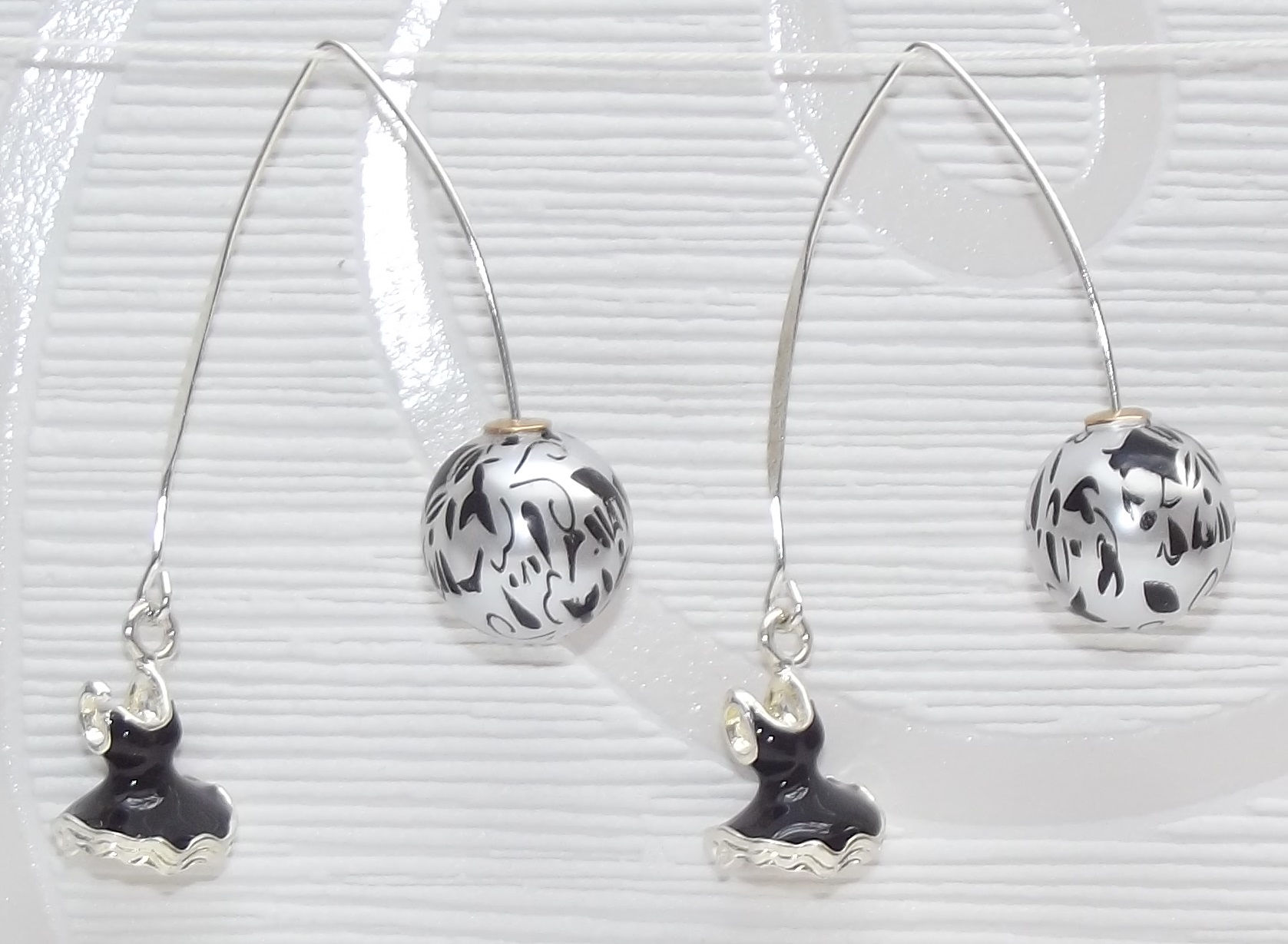 Boucles d'oreilles montées sur tige, finition tutus noirs et perles zébrées