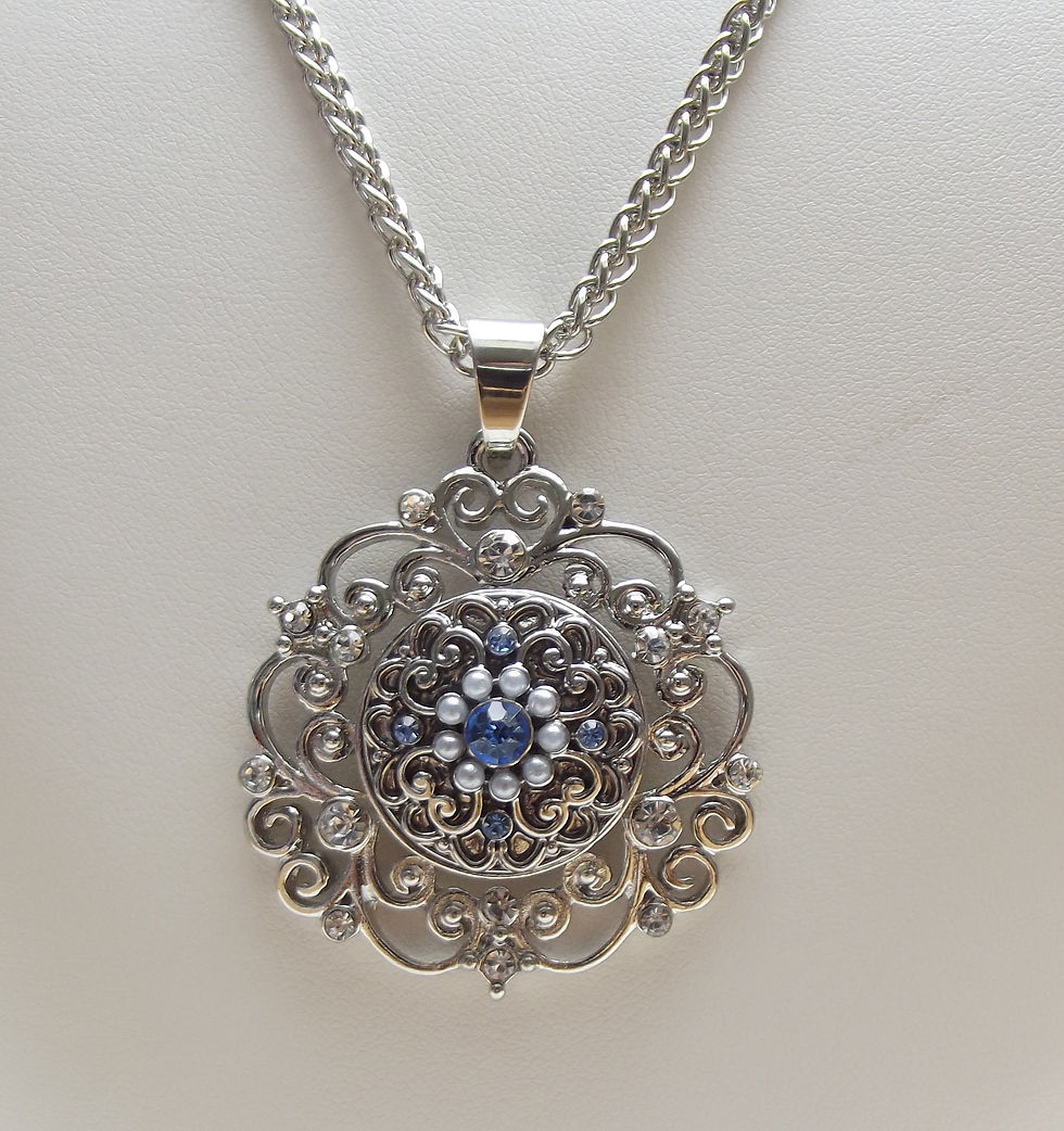 Miniature : Pendentif, filigrane argenté agrémenté d'un bouton pression
