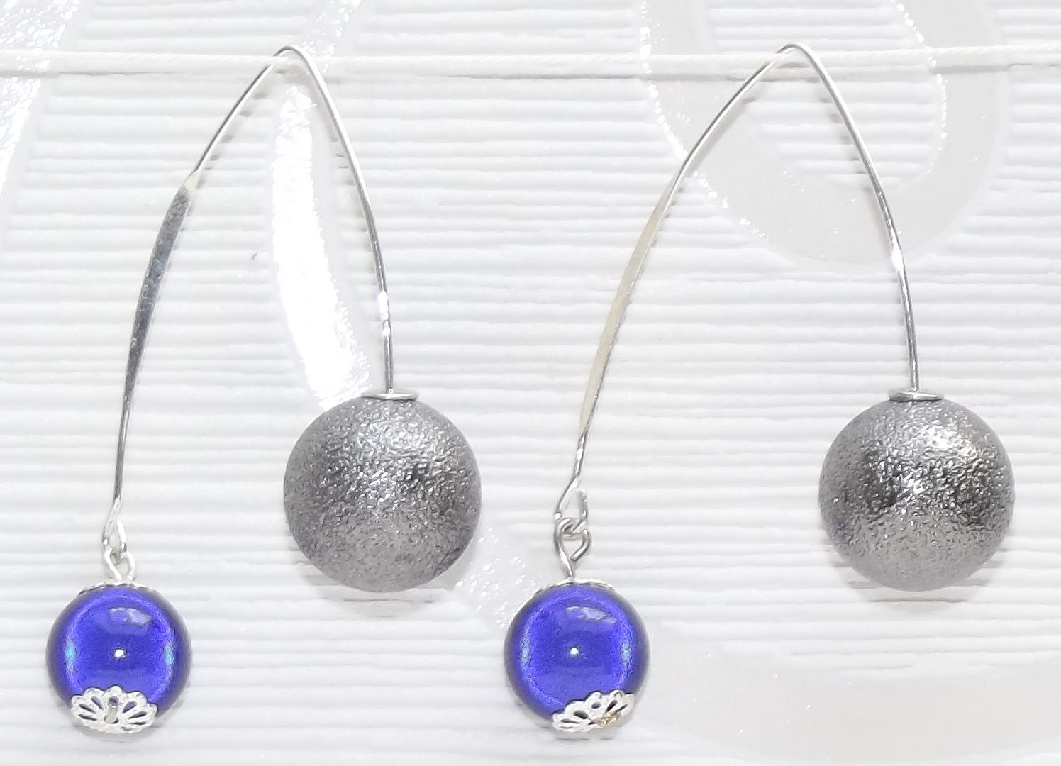 Boucles d'oreilles montées sur tige, finition perles bleues et argentées