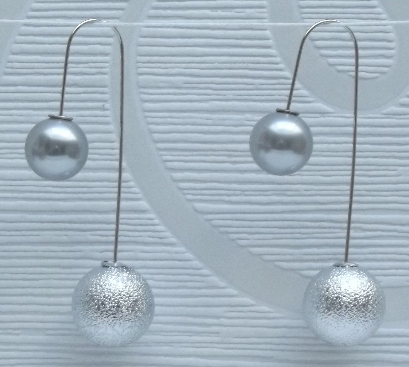 Boucles d'oreilles montées sur tige, finition doubles perles argentées