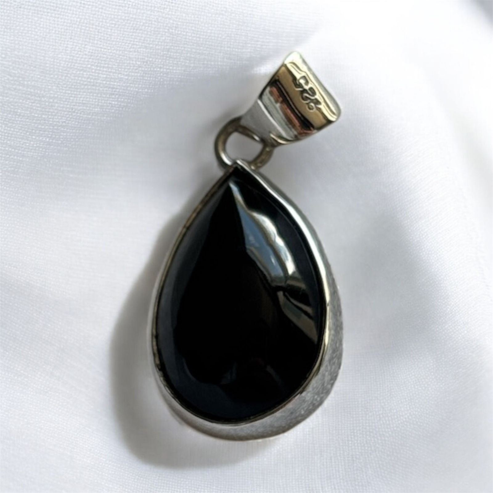 Dije con Obsidiana Dorada en Plata