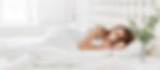 Frau schläft ruhig im Bett mit sleepYstrip