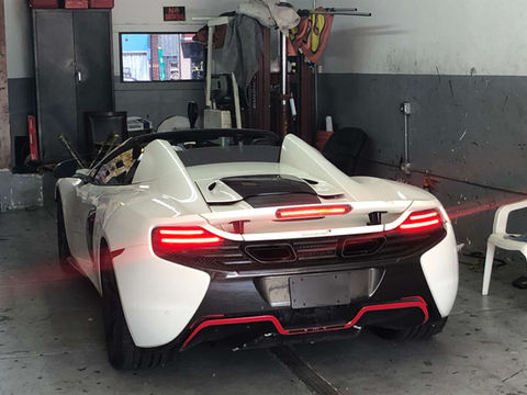 white-mclaren-receiving-specialized-windshield-replacement-service-cheap-and-quick