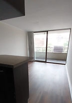 Este departamento en arriendo ubicado en Los Tres Antonios, Ñuñoa, ofrece 35 m² bien aprovechados, distribuidos en 1 dormitorio, 1 baño, cocina integrada y un living con buena iluminación natural. La propiedad incluye 1 estacionamiento y 1 bodega, y se encuentra en un sector residencial con excelente conectividad, cercano a servicios, comercio y transporte. Canon de arriendo: $500.000.- con gastos comunes de $120.000.-.