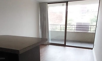 Este departamento en arriendo ubicado en Los Tres Antonios, Ñuñoa, ofrece 35 m² bien aprovechados, distribuidos en 1 dormitorio, 1 baño, cocina integrada y un living con buena iluminación natural. La propiedad incluye 1 estacionamiento y 1 bodega, y se encuentra en un sector residencial con excelente conectividad, cercano a servicios, comercio y transporte. Canon de arriendo: $500.000.- con gastos comunes de $120.000.-.