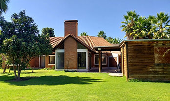 Descripción
Si buscas una propiedad para vivir en familia, con amplitud, privacidad, entorno natural y excelente conectividad, esta casa en parcela en Condominio El Descanso, Padre Hurtado, es una gran oportunidad.
Emplazada en un terreno de 5.039 m² y con 140 m² construidos + anexo de 132 m2 (quincho + estacionamiento + sala multiuso exterior). Esta propiedad ofrece una distribución cómoda y funcional, ideal para la vida familiar. Cuenta con 3 dormitorios y 3 baños, incluyendo dormitorio principal en suite, además de espacios interiores cálidos y luminosos, con agradable vista hacia el jardín y las áreas exteriores.
Uno de sus grandes atributos es su completo equipamiento exterior, pensado para disfrutar todos los días del año: piscina, quincho con horno de barro, hot tub y un hermoso terreno con árboles grandes y frutales, que aportan sombra, privacidad y un entorno muy acogedor.
Ubicada en condominio cerrado, esta casa combina la tranquilidad de la vida en parcela con una conectividad muy conveniente: rápido acceso a Camino a Melipilla, a solo 5 minutos de Autopista del Sol, y cercana a colegios y supermercados.
Una excelente alternativa para familias que quieren más espacio, seguridad y calidad de vida, en un entorno residencial consolidado y de fácil acceso.
Características
•	5.039 m² de terreno
•	140 m² construidos + 132 m2 de anexos
•	3 dormitorios
•	3 baños
•	Dormitorio principal en suite
•	6 estacionamientos
•	Piscina
•	Quincho con horno de barro
•	Hot tub
•	Bodega
•	Salón multiuso independiente 
•	Riego
•	Árboles grandes y frutales
•	Condominio cerrado
Entorno y conectividad
•	Condominio El Descanso, Padre Hurtado
•	Entorno tranquilo y familiar
•	Fácil acceso
•	Rápida conexión a Camino a Melipilla
•	A 5 minutos de Autopista del Sol
•	Cercana a colegios y supermercados
