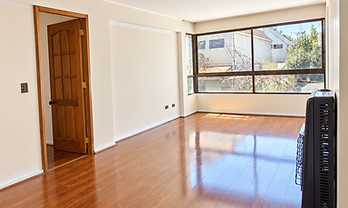 En pleno sector Suárez Mujica, a pasos de Salvador, encontramos este amplio departamento de 80 m², ubicado en un edificio de solo 4 pisos, ideal para quienes buscan tranquilidad, amplitud y excelente conectividad.

🏡 Características:
* 3 dormitorios
* Dormitorio principal en suite
* 2 baños
* Habitación de servicio adicional, ideal también como home office o espacio multifuncional
* 80 m² construidos
* 2° piso
* 1 estacionamiento
* Bodega
* Seguridad y control de acceso 24/7

📍 Suárez Mujica | Ñuñoa

Un entorno residencial consolidado, con calles arboladas y excelente acceso a colegios, áreas verdes, comercio, servicios y principales vías de conexión.

Una propiedad que combina ubicación, comodidad y calidad de vida en uno de los sectores más tradicionales y cotizados de Ñuñoa.