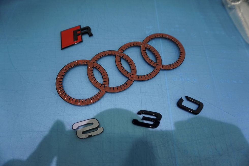 アウディ RSQ3 スポーツバック マットブラックカスタム エンブレムの再生 プロテクションフィルムPPF施工 カーラッピング専門店 相模原 町田 横浜 八王子 平塚市 厚木市 茅ヶ崎市 藤沢市 鎌倉市 綾瀬市 大和市 座間市 多摩市 あきる野市 伊勢原市 愛甲郡 中郡 逗子市 世田谷区 江東区 渋谷区