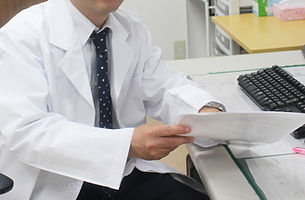 説明をする医師