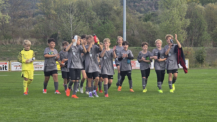 Fußballjugend mit Jubel auf Sportplatz in Österreich