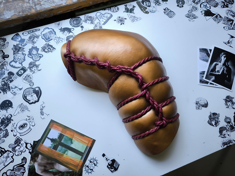 Sculpture murale en résine représentant un buste féminin entouré d’une corde violette, œuvre sensuelle de Ricards Plinta prés