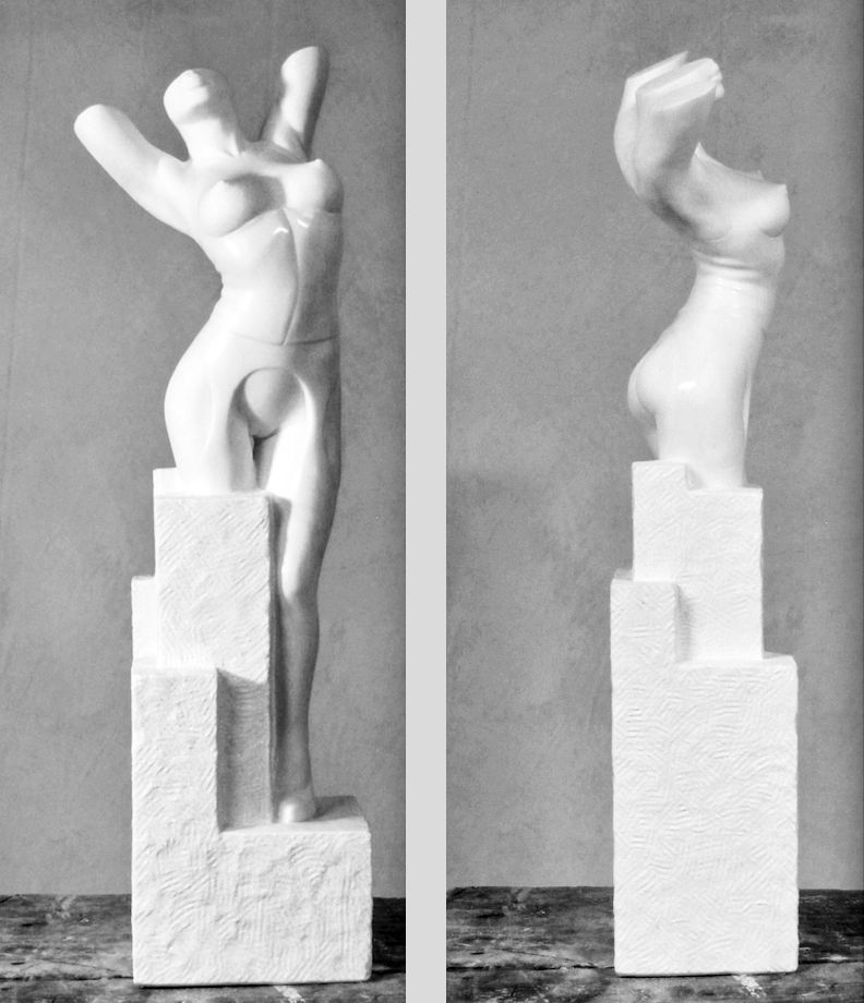 Sculpture en marbre blanc représentant un torse féminin stylisé, lignes épurées et posture ascendante, œuvre contemporaine si