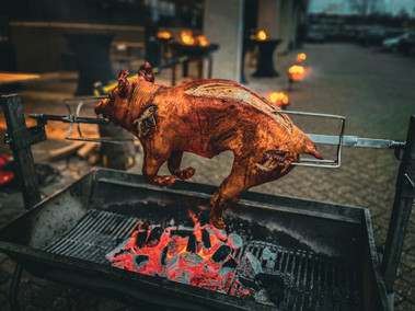 varken aan het spit bewerkt.jpg