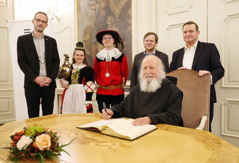 V. l. n. r.: Peter Klink (Erster Bürgermeister SHA), Haller Salzsieder, Dr. Matthias Slunitschek (Autor, Molino Verlag), Pater Anselm Grün und Thomas Lützelberger (Vorstandsvorsitzender Sparkasse Schwäbisch Hall-Crailsheim) 