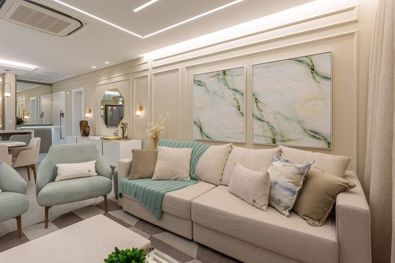 Foto de uma sala no estilo escandinavo e clássico, com quadros na parede, boaserie, quadros, sofá e poltronas.