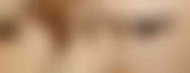 Grandes painéis de madeira criam elegância em apartamento repleto de arte