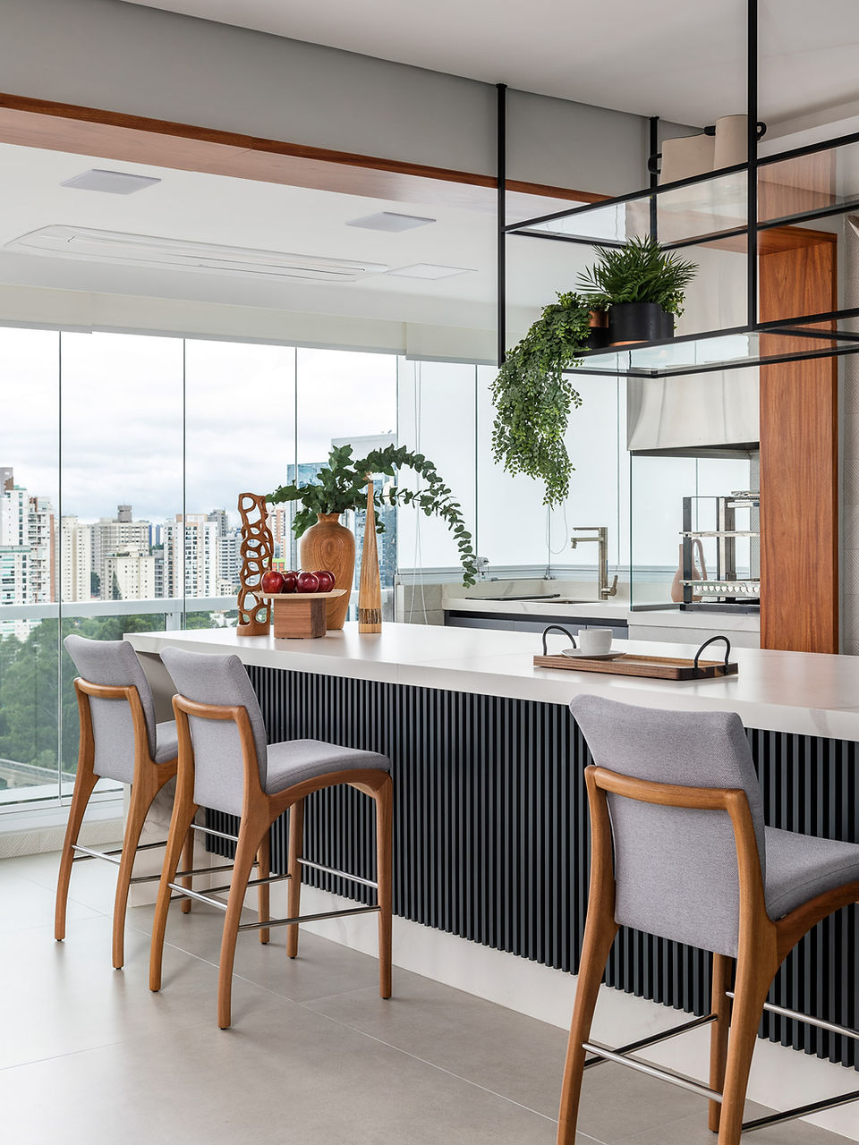 Toques de azul marcam décor de apê com duas varandas