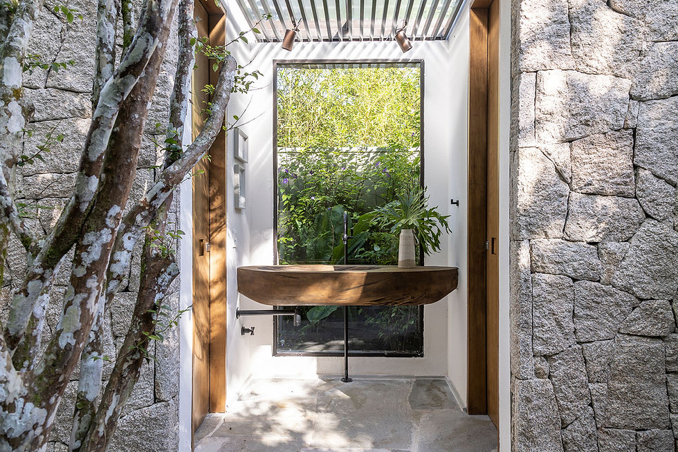 Casa de praia no verão e refúgio de campo no inverno: conheça este projeto em meio à natureza