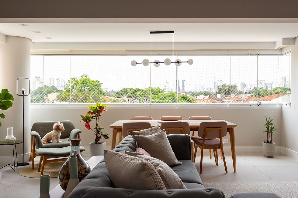 Apê de 120 m² ganha tijolinhos, laca verde e cozinha integrada