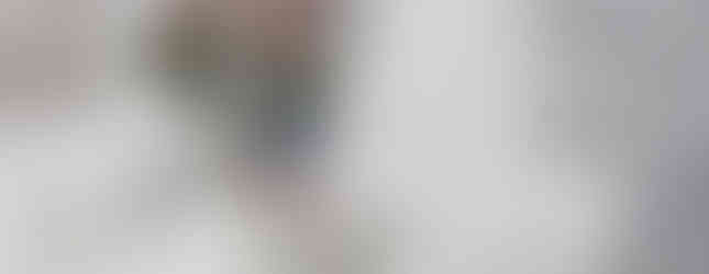 Painel metálico perfurado valoriza luz natural e convivência em casa de 450 m²