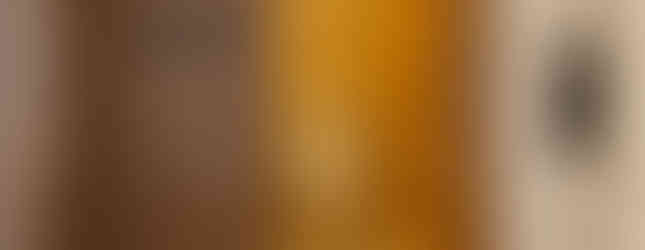 Painéis de muxarabi setorizam ambientes neste apartamento de 202 m²