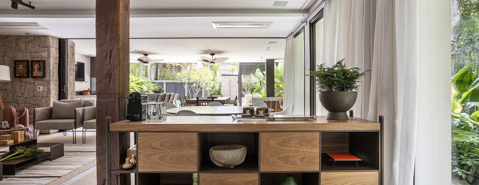 Casa de praia no verão e refúgio de campo no inverno: conheça este projeto em meio à natureza