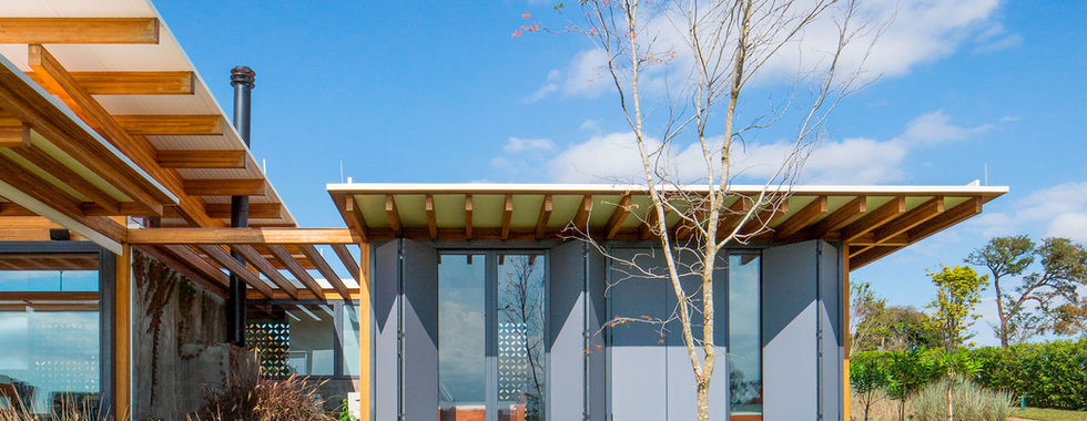 Casa com estrutura de madeira e cerâmica vazada integra jardins ao projeto de arquitetura