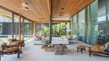 Casa na Fazenda da Grama ganha novo deck para receber — e traduz a força das paletas quentes em madeira, couro e tons terrosos