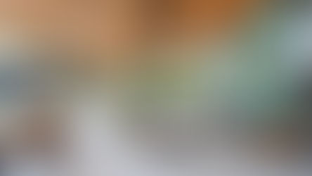 Casa na Fazenda da Grama ganha novo deck para receber — e traduz a força das paletas quentes em madeira, couro e tons terrosos