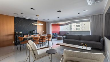 Entre design e bem-estar, apartamento de 195 m² valoriza conforto acústico e estilo masculino