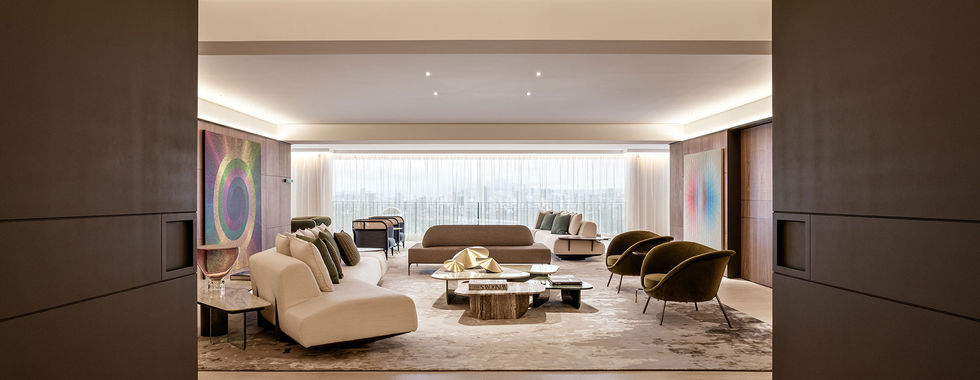 Grandes painéis de madeira criam elegância em apartamento repleto de arte