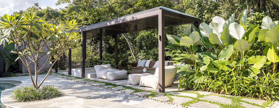 Casa de praia no verão e refúgio de campo no inverno: conheça este projeto em meio à natureza