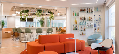 Escritório da Bacardi traz soluções para modelo de trabalho híbrido