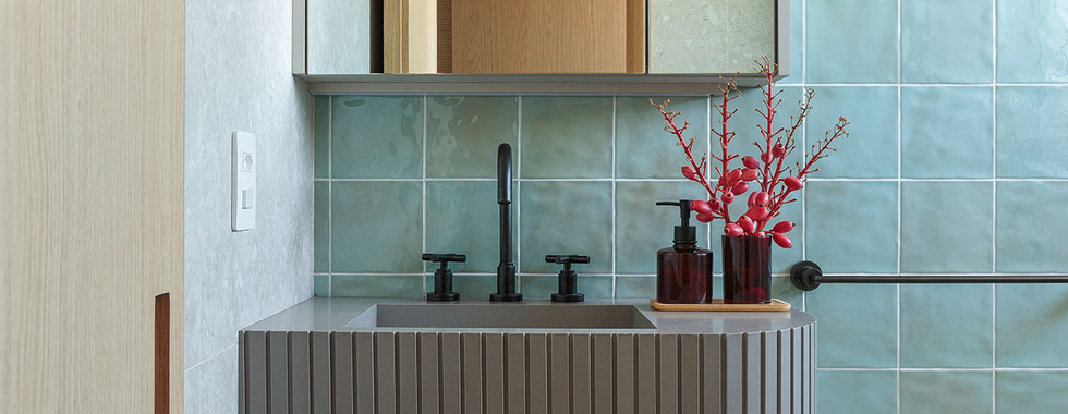 Com dois escritórios, apê de 80 m² ganha décor nas cores verde e terracota