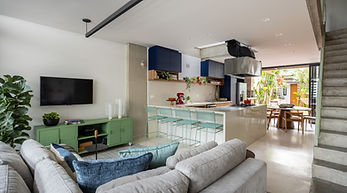 Arquiteto Paulo Tripoloni converte antigo imóvel comercial em casa viva, prática e cheia de afeto para viver com sua família